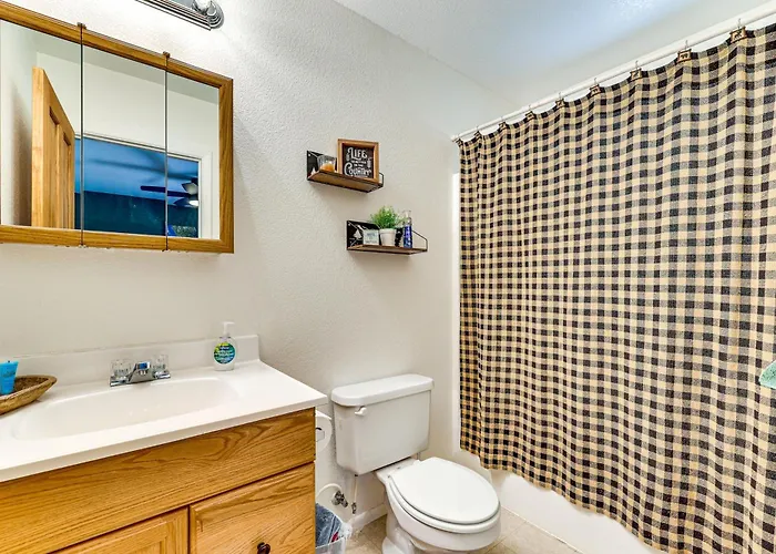 Peaceful Retreat W/ Mountain Views! Holiday home